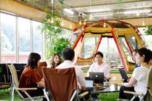 スノーピークビジネスソリューションズの提案を取り入れた人吉市まち・ひと・しごと総合交流館に「Camping Office osoto Hitoyoshi」