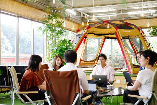 スノーピークビジネスソリューションズの提案を取り入れた人吉市まち・ひと・しごと総合交流館に「Camping Office osoto Hitoyoshi」