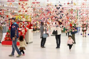 つるし雛をはじめ手芸品約800点が一堂に