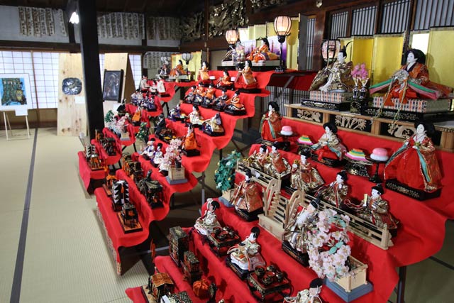 慶覚寺もアート作品と一緒にひな人形を展示