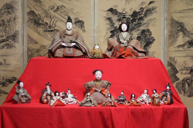 旧庄屋佐藤家に展示された江戸時代のひな人形