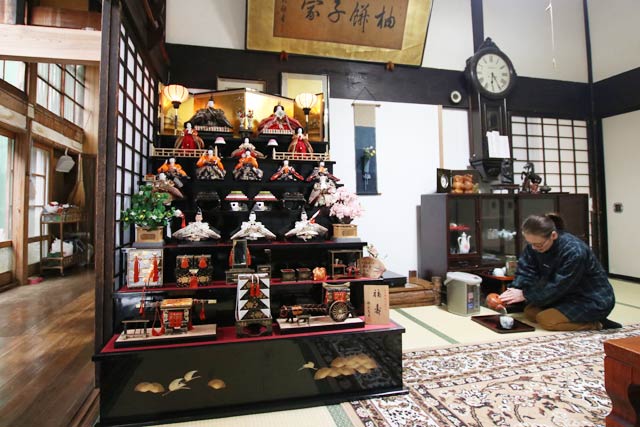 福井の本間屋が展示している黒塗りのひな壇の七段飾り
