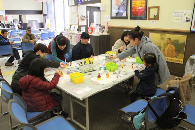 新潟市岩室観光施設「いわむろや」で行われた天神講菓子の色付け体験