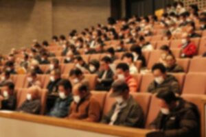来場者全員にマスク配布のSF的風景