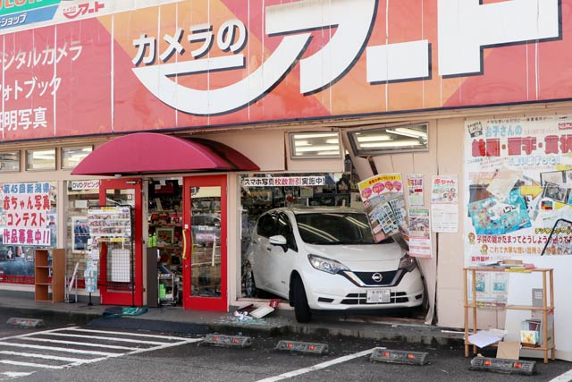 車庫入れでもしたかのように店内に車が入った