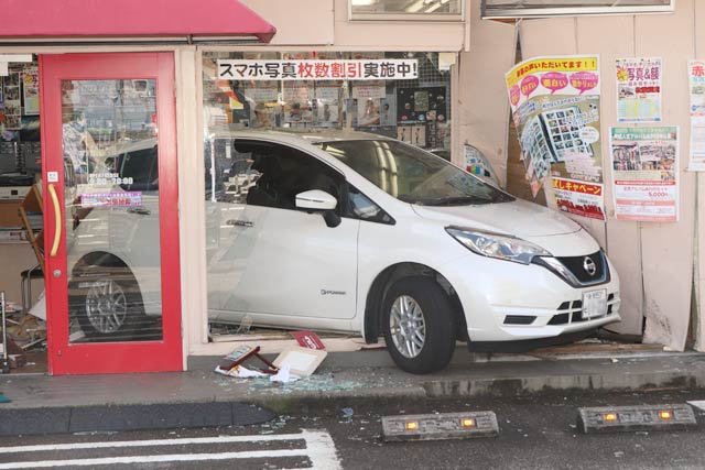 「カメラのアート」三条店に突っ込んだ車