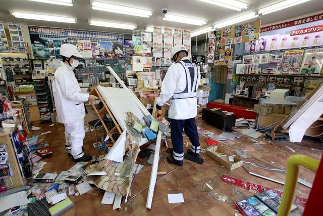 商品が散乱した店内