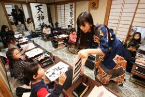 下田書道会の初めての天神講をOGの加茂市長が激励