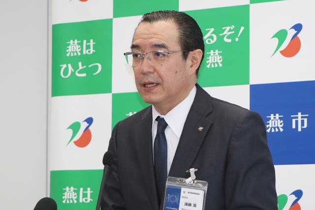 記者会見する遠藤教育長