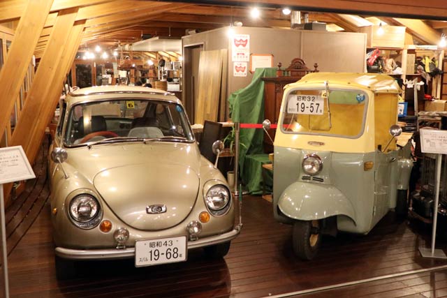 「ステージえんがわ」に展示される「スバル360」と「ミゼット」