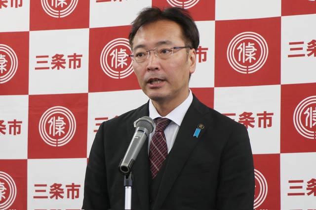 記者会見する国定市長