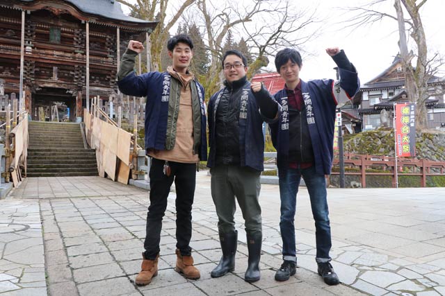 ポスターをはがして回っていた浦佐多聞青年団