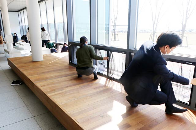 燕市役所が定時換気を開始
