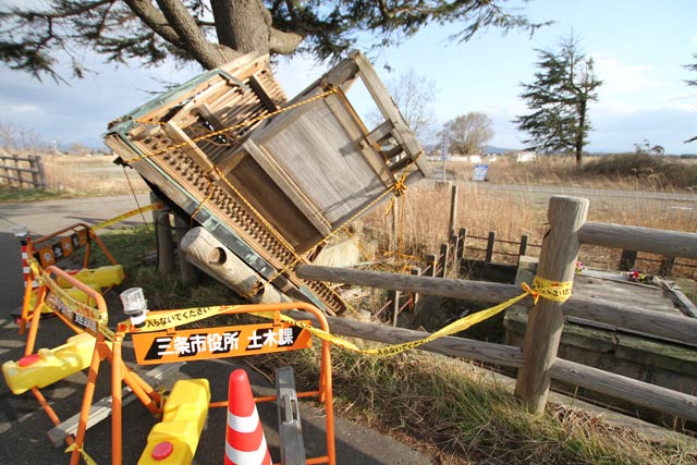強風に飛ばされてひっくり返った三条防災ステーションのほこら