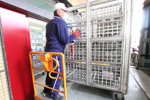 局内に留め置かれた郵便物を集配車に積み込む