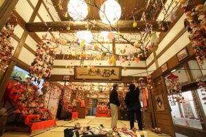 「妻入り」の町屋の間取りにつるし雛