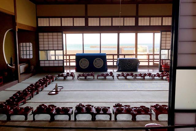 24畳の大広間におぜんが並ぶ
