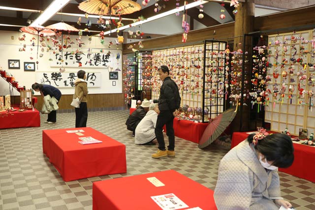 「良寛の里わしま」で開かれている「つるし雛まつり」