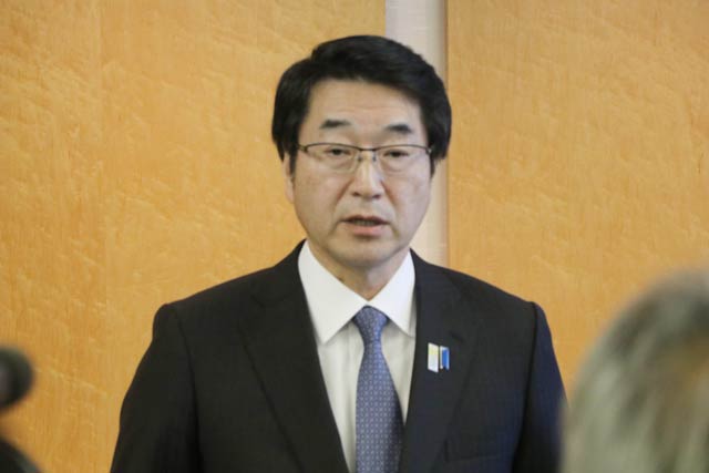 新潟市内での新たな感染者を発表する中原市長