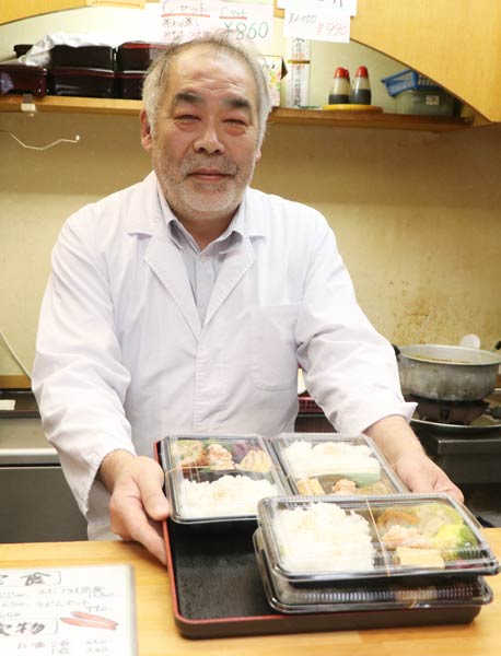 「清みず 土筆」の阿部店主と無償提供している日替わり弁当