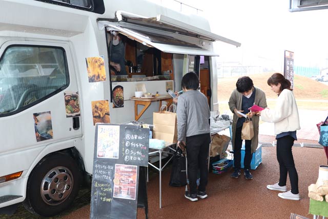 山谷産業の「村の鍛冶屋」前にやってきたスパ研