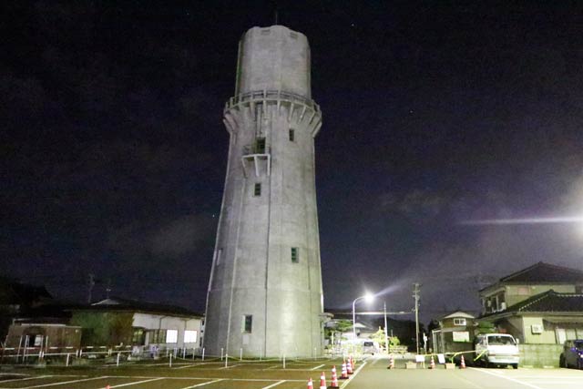 写真の旧浄水場配水塔の右側の通路が立ち入り禁止で通行できなくなった
