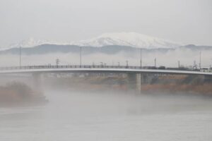 雨降りで湿度高く4月上旬並みの暖かさで川面に霧