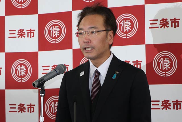 会見する国定市長