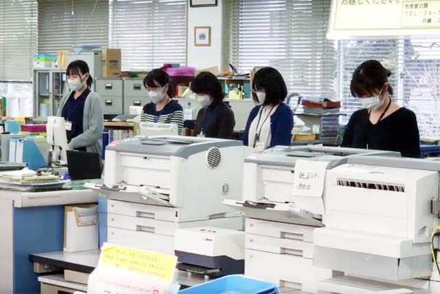 黙とうする市役所市民窓口課の職員