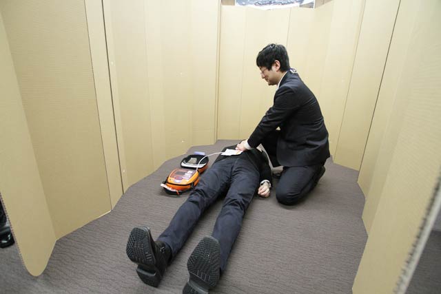  森井紙器工業がAED用に開発して燕市に寄付した段ボール製パーテーション