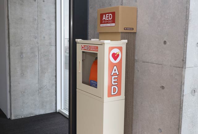 市役所4階のAED収納ケースの裏側にぴったり収まったパーテーション