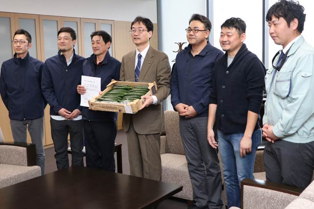 「もとまちきゅうり」の寄付の目録を寄付した本町そ菜出荷組合の組合員らと鈴木市長