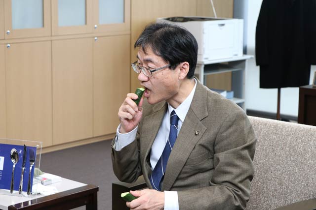 さっそく「もとまちきゅうり」をかじる鈴木市長