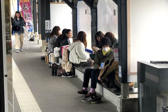 13日の弥彦おもてなし広場のにぎわい