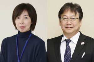 監査委員事務局長に昇任の齋藤美佐子建設課課長補佐(左)とスポーツ振興課課長に昇任する五十嵐卓社会教育課課長補佐