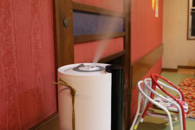 レストハウスは華苑は加湿器を利用してCELA水を店内に噴霧