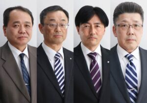 左から企画財政部長に昇任の春木直幸企画財政課長、市民生活部長に昇任の前山正則総務課長兼選挙管理委員会事務局長、産業振興部長に昇任の遠藤一真商工振興課長、健康福祉部主幹(医療主幹)に昇任の本間修健康福祉部副部長