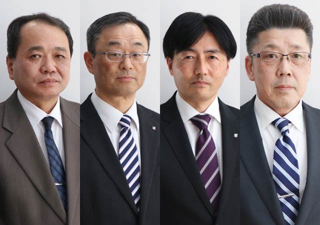 左から企画財政部長に昇任の春木直幸企画財政課長、市民生活部長に昇任の前山正則総務課長兼選挙管理委員会事務局長、産業振興部長に昇任の遠藤一真商工振興課長、健康福祉部主幹（医療主幹）に昇任の本間修健康福祉部副部長
