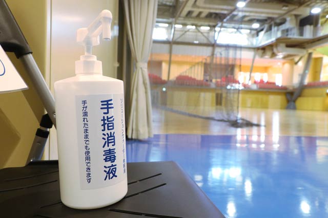 体育文化会館のあちこちに設置された手指消毒液