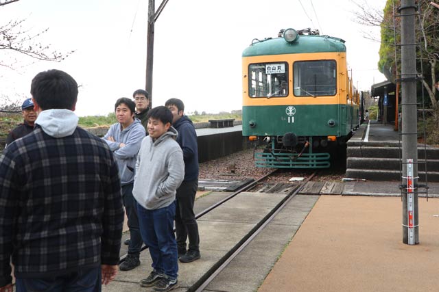冬囲いはずしが行われたかぼちゃ電車