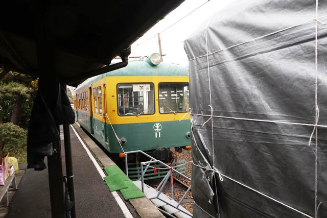真ん中の車両は銀色のシートに覆われたまま