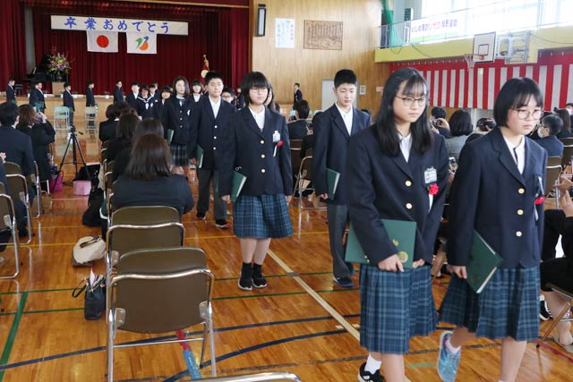 燕市立小池小学校の卒業式