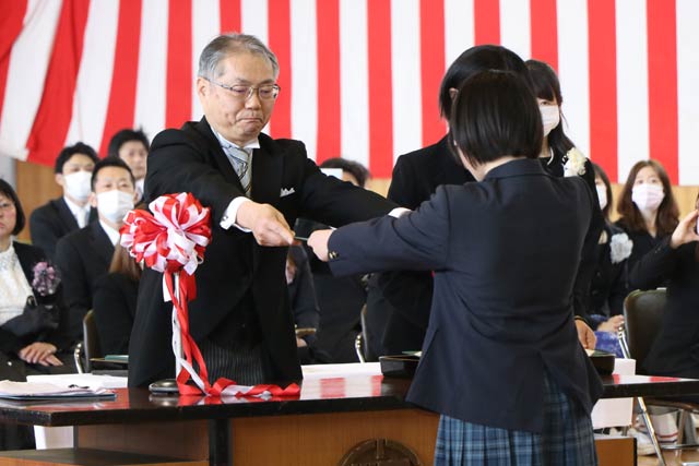卒業生に卒業証書を手渡す菊地校長
