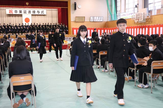 退場する卒業生
