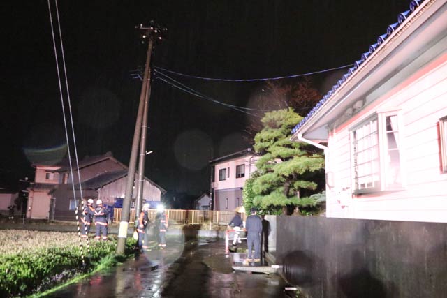 火花の出た電柱の付近のようす