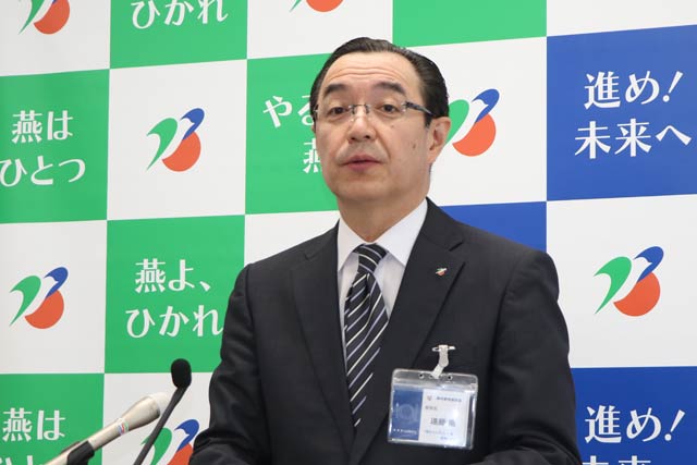 記者会見する遠藤教育長