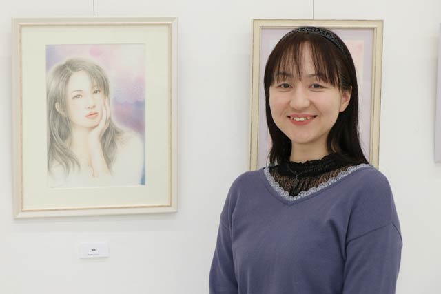 原画展会場で渡辺花子さん