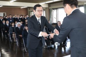 退職辞令を受ける渡辺健市民部長