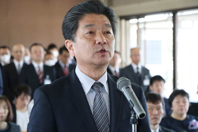 退職者を代表してあいさつする駒形一興総務部長