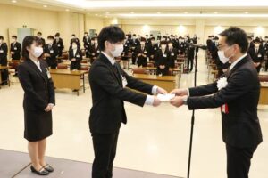 ライブ中継も駆使した万全の感染防止対策でコメリグループ入社式